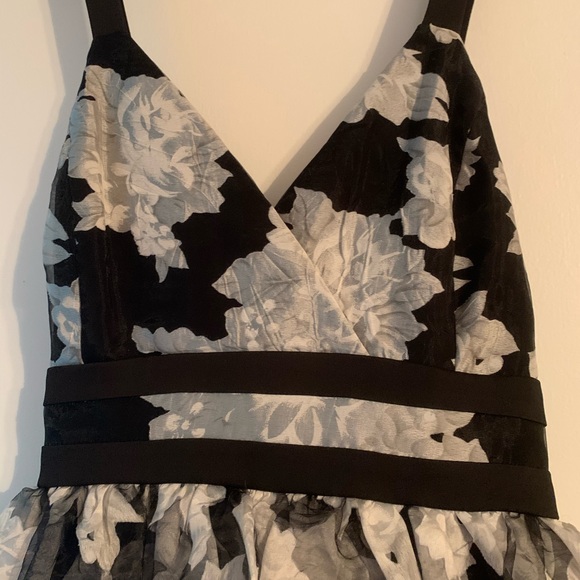 BCBGENERATION Floral Tiered Dress Size 10 - Picture 3 of 7